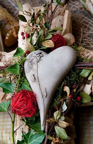 Herz aus Stein mit Blumen